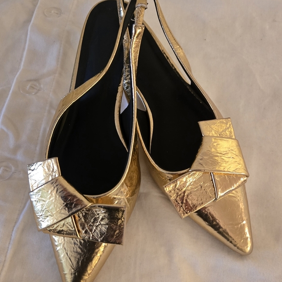 Shoes - Elegant Gold Women's Shoes with Bow Detail